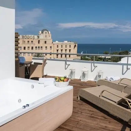Panoramic Suite with open-air Jacuzzi