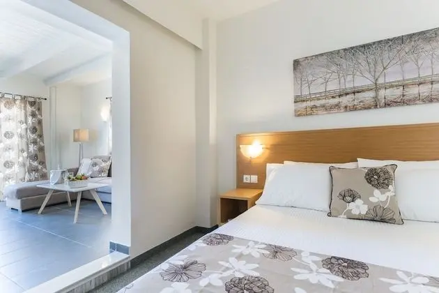 Panoramic Suite with open-air Jacuzzi