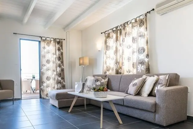 Panoramic Suite with open-air Jacuzzi