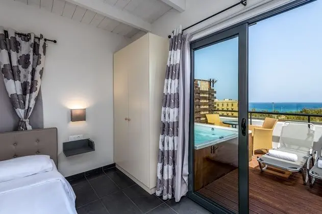 Panoramic Suite with open-air Jacuzzi
