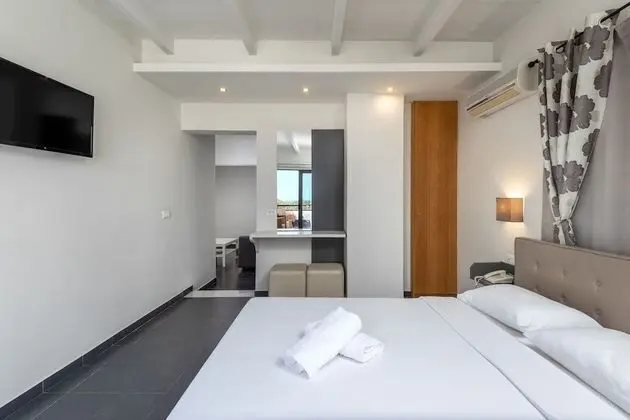 Panoramic Suite with open-air Jacuzzi