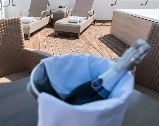 Panoramic Suite with open-air Jacuzzi