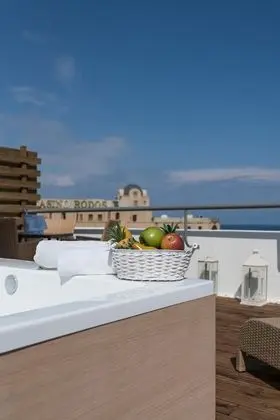 Panoramic Suite with open-air Jacuzzi