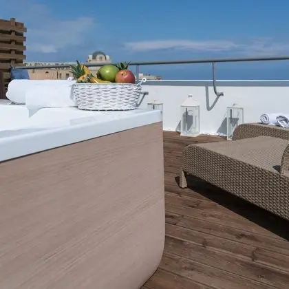 Panoramic Suite with open-air Jacuzzi