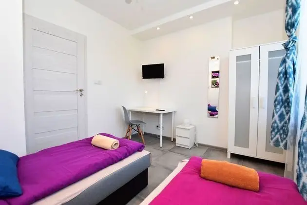 Tek Büyük veya İki Ayrı Yataklı Oda, Ortak Banyo (KuP1)