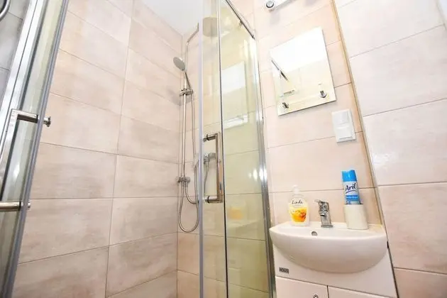 Tek Büyük veya İki Ayrı Yataklı Oda, Ortak Banyo (KuP1)
