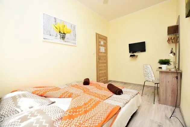 Tek Büyük veya İki Ayrı Yataklı Oda, Ortak Banyo (RyP1)