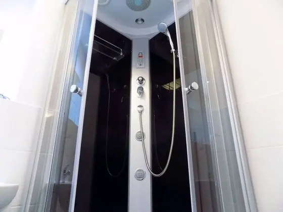 Tek Büyük veya İki Ayrı Yataklı Oda, Ortak Banyo (SwP3)