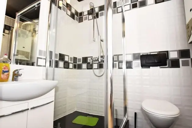 Dört Kişilik Oda, Ortak Banyo (1)