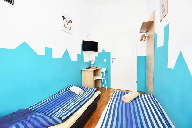 Tek Büyük veya İki Ayrı Yataklı Oda, Ortak Banyo