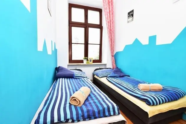 Tek Büyük veya İki Ayrı Yataklı Oda, Ortak Banyo