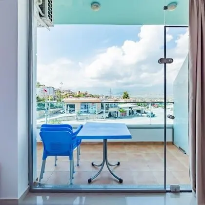 Üç Kişilik Oda, Balkon