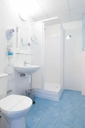 İki Ayrı Yataklı Oda, Banyolu/Duşlu