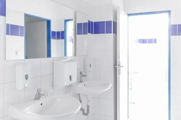 İki Ayrı Yataklı Oda, Ortak Banyo