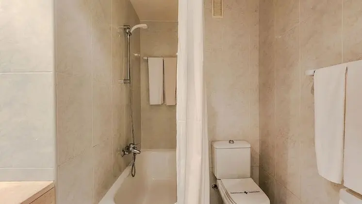 Standard Üç Kişilik Oda, Bahçe Manzaralı