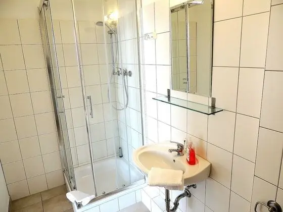 Tek Büyük veya İki Ayrı Yataklı Oda (shared kitchen )