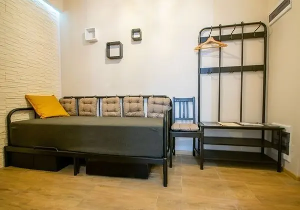 Basic Apart Daire, 1 Büyük (Queen) Boy Yatak ve Çekyat, Küçük Mutfak (48/8)