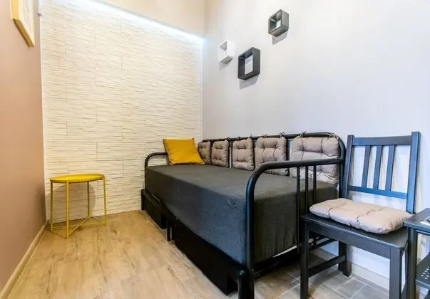 Basic Apart Daire, 1 Büyük (Queen) Boy Yatak ve Çekyat, Küçük Mutfak (48/8)