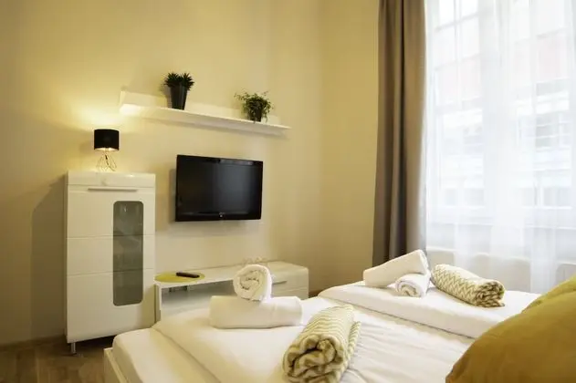 Basic Apart Daire, 1 Büyük (Queen) Boy Yatak ve Çekyat, Küçük Mutfak (48/8)