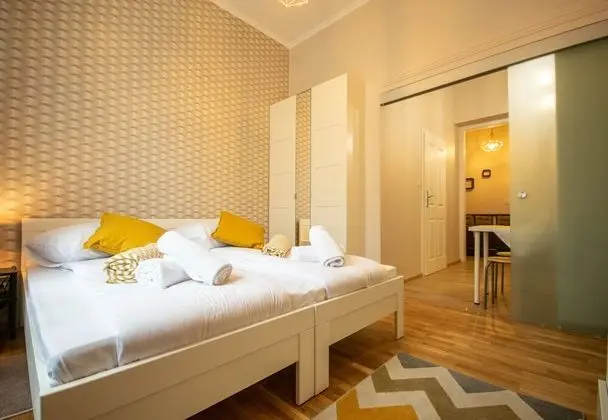 Basic Apart Daire, 1 Büyük (Queen) Boy Yatak ve Çekyat, Küçük Mutfak (48/8)