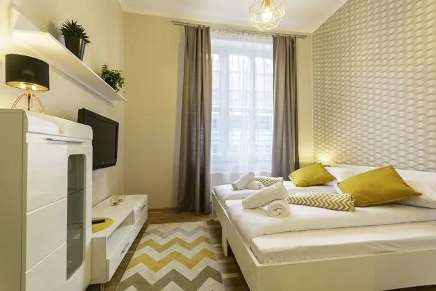 Basic Apart Daire, 1 Büyük (Queen) Boy Yatak ve Çekyat, Küçük Mutfak (48/8)