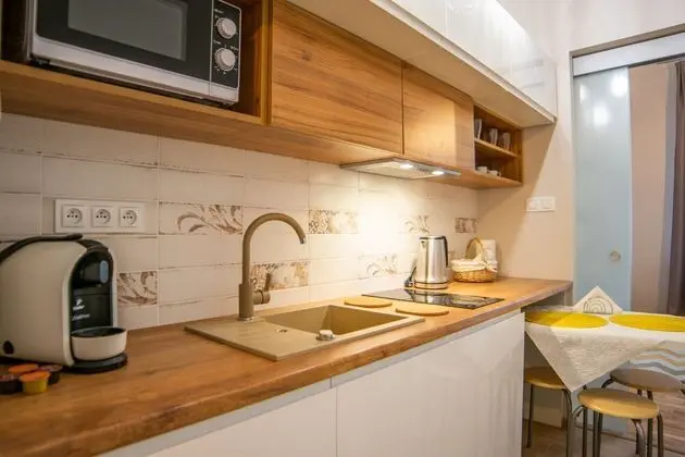 Basic Apart Daire, 1 Büyük (Queen) Boy Yatak ve Çekyat, Küçük Mutfak (48/8)