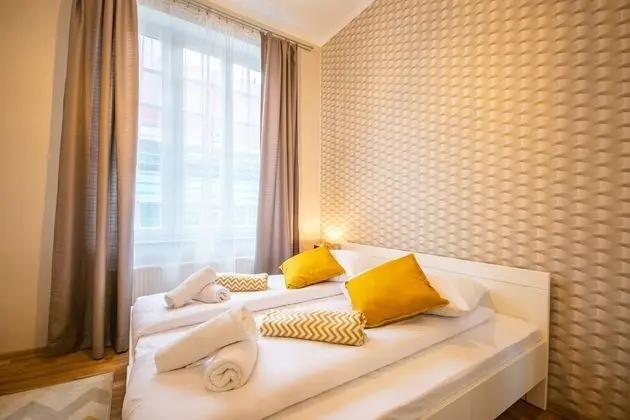 Basic Apart Daire, 1 Büyük (Queen) Boy Yatak ve Çekyat, Küçük Mutfak (48/8)