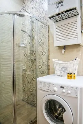 Basic Apart Daire, 1 Büyük (Queen) Boy Yatak ve Çekyat, Küçük Mutfak (48/8)