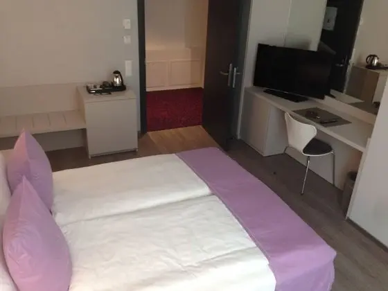 Modern Cosy Double Room (1 queen bed)