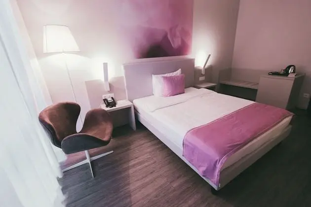 Modern Cosy Double Room (1 queen bed)