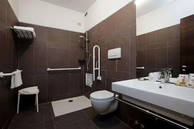 Engellilere uygun banyo