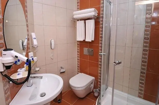 Üç Kişilik Oda