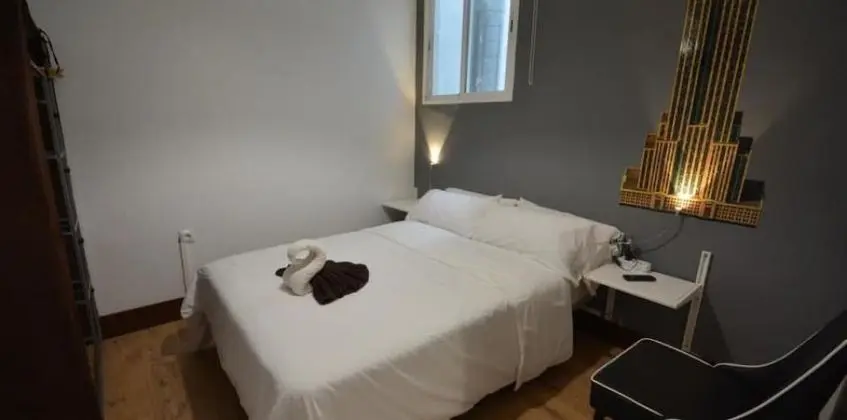 Tek Büyük Yataklı Oda, 1 Çift Kişilik Yatak, Ortak Banyo (Interior)