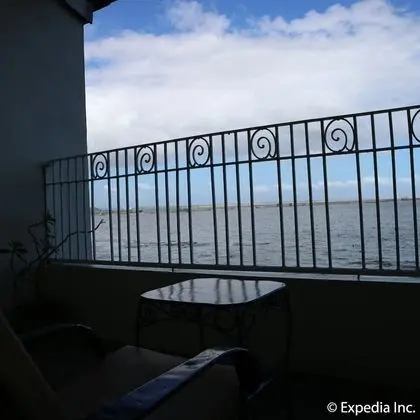 Oda, Balkon, Göl Kenarı