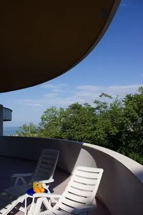 Junior Süit, Balkon