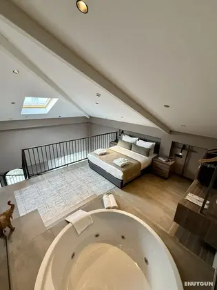 Jakuzili Loft Suite