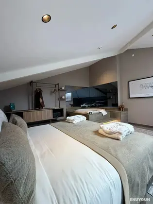 Jakuzili Loft Suite