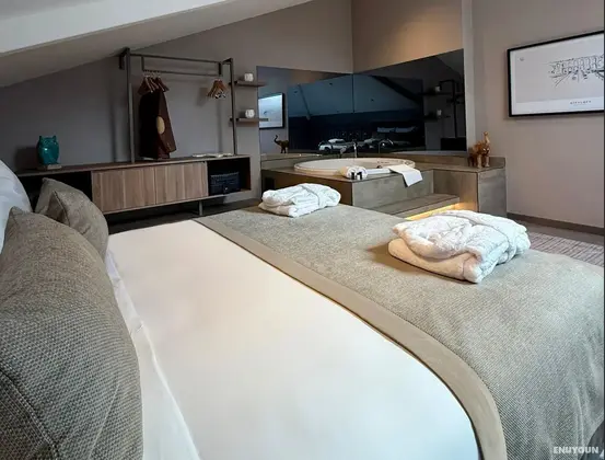 Jakuzili Loft Suite