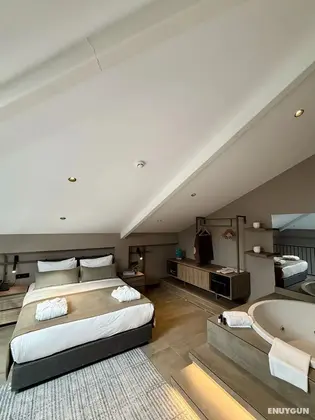 Jakuzili Loft Suite
