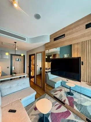 One Bedroom City,Kara Manzaralı