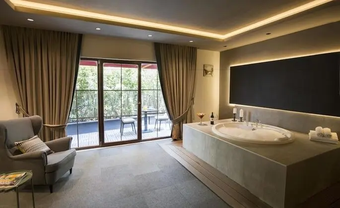 Deep soaking bathtub
