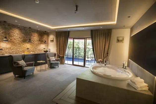 Suit With Jacuzzi