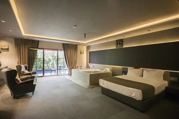 Suit With Jacuzzi