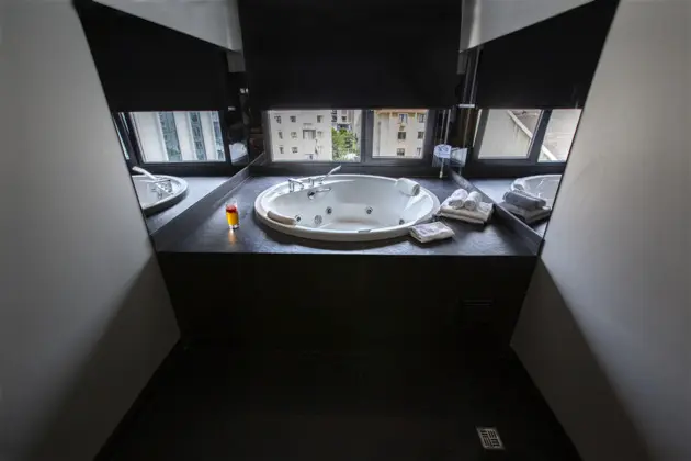Sehir Manzarali, Jakuzili Studio Custom Oda