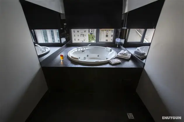 Sehir Manzarali, Jakuzili Studio Custom Oda