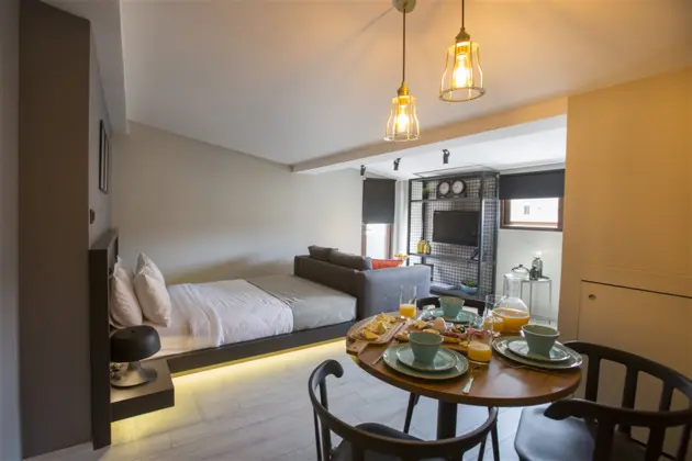 Sehir Manzarali, Terasli Studio Custom Suit Oda