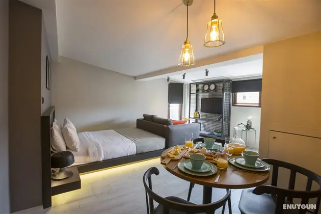 Sehir Manzarali, Terasli Studio Custom Suit Oda