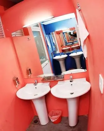 İki Ayrı Yataklı Oda, 2 Tek Kişilik Yatak (shared bathroom )