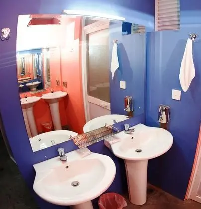 İki Ayrı Yataklı Oda, 2 Tek Kişilik Yatak (shared bathroom )