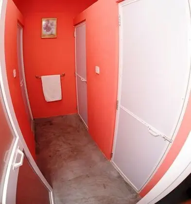 İki Ayrı Yataklı Oda, 2 Tek Kişilik Yatak (shared bathroom )